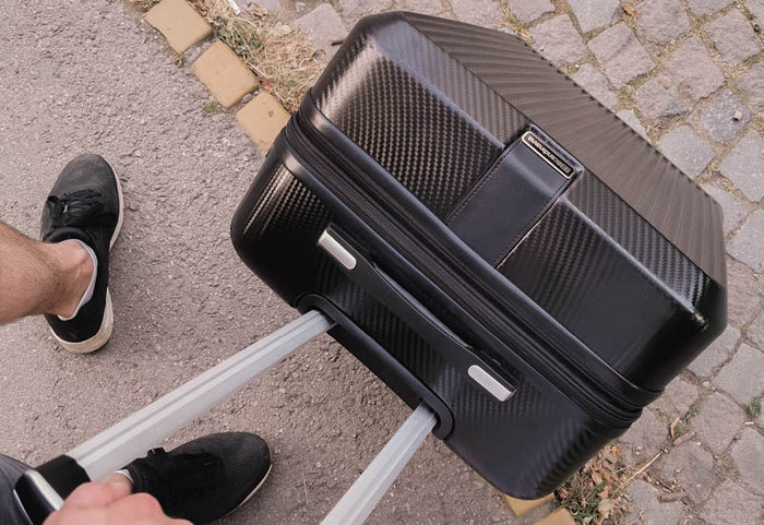 360° grozāmie riteņi un regulējams rokturis ergonomiskai manevrēšanai.